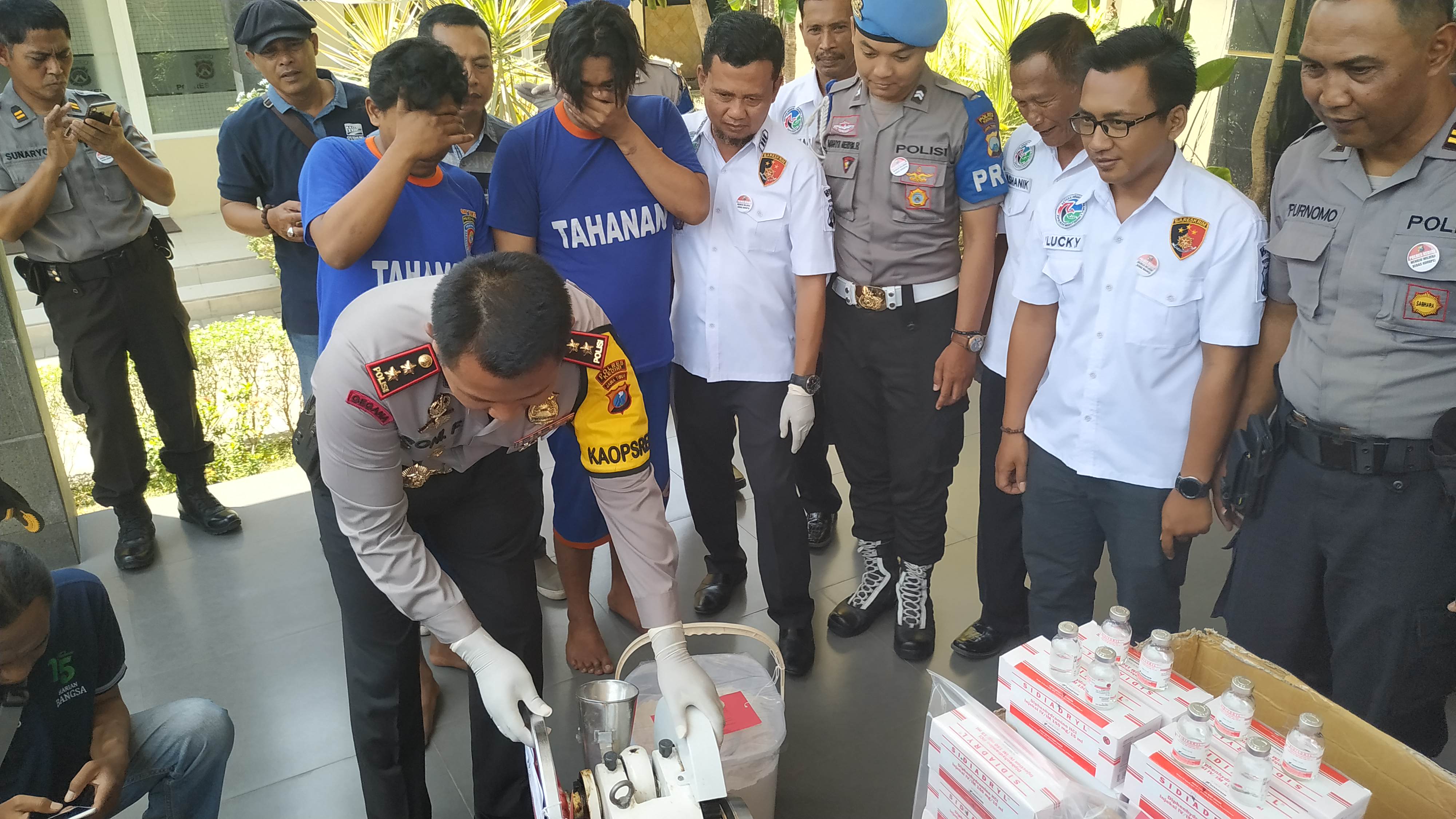 Dua pelaku pengoplos pil doubel L berikut alat bukti diamankan (Foto: Fendi/ngopibareng.id)