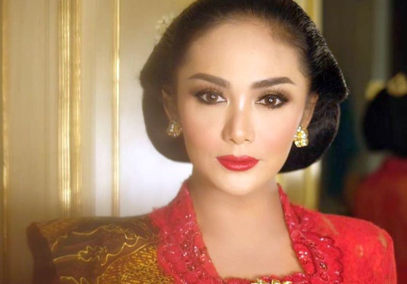 Penyanyi Krisdayanti tampil anggun dalam balutan kebaya Anne Avantie. (Foto: Instagram Krisdayanti)