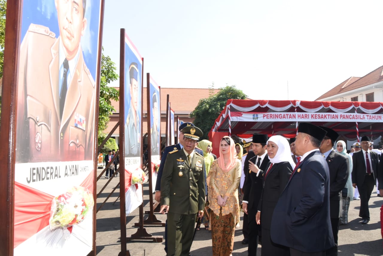 Gubernur Jatim Khofifah Indar Parawansa bersama jajaran Forkopimda melihat-lihat lukisan para pahlawan di Grahadi. (Foto: Ist/ngopibareng.id)