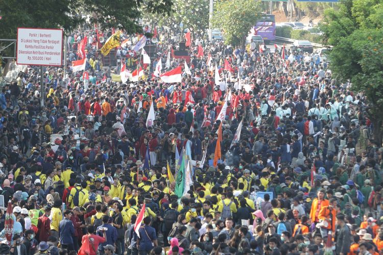 Aliansi Mahasiswa Indonesia yang terdiri dari BEM-BEM universitas menggelar aksi demo di depan Gedung MPR/DPR RI, Selasa 1 Oktober 2019.