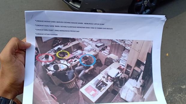 Polisi perlihatkan capture CCTV pemeriksaan dua mahasiswa yang ditangkap bersamaan dengan Ananda Badudu di Polda Metro Jaya, pada 27 September 2019. (Foto: Polda Metro Jaya)