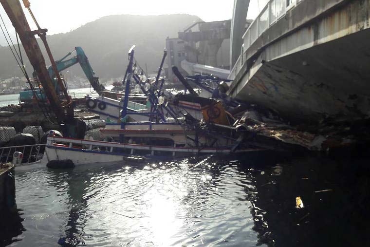 Jembatan ambruk, menimpa kapal nelayan yang sandar di bawahnya. Banyak WNI bekerja sebagai ABK kapal nelayan itu. Dua WNI meninggal, 1 hilang dan 4 lainnya luka. (Foto:Reuters)