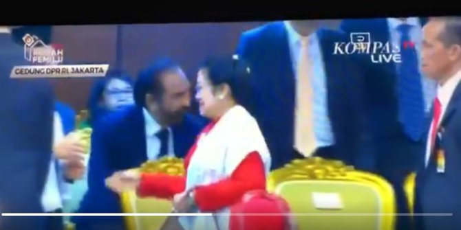 Momentum saat Megawati dan Paloh emoh bersalaman. (Foto: capture KompasTV)