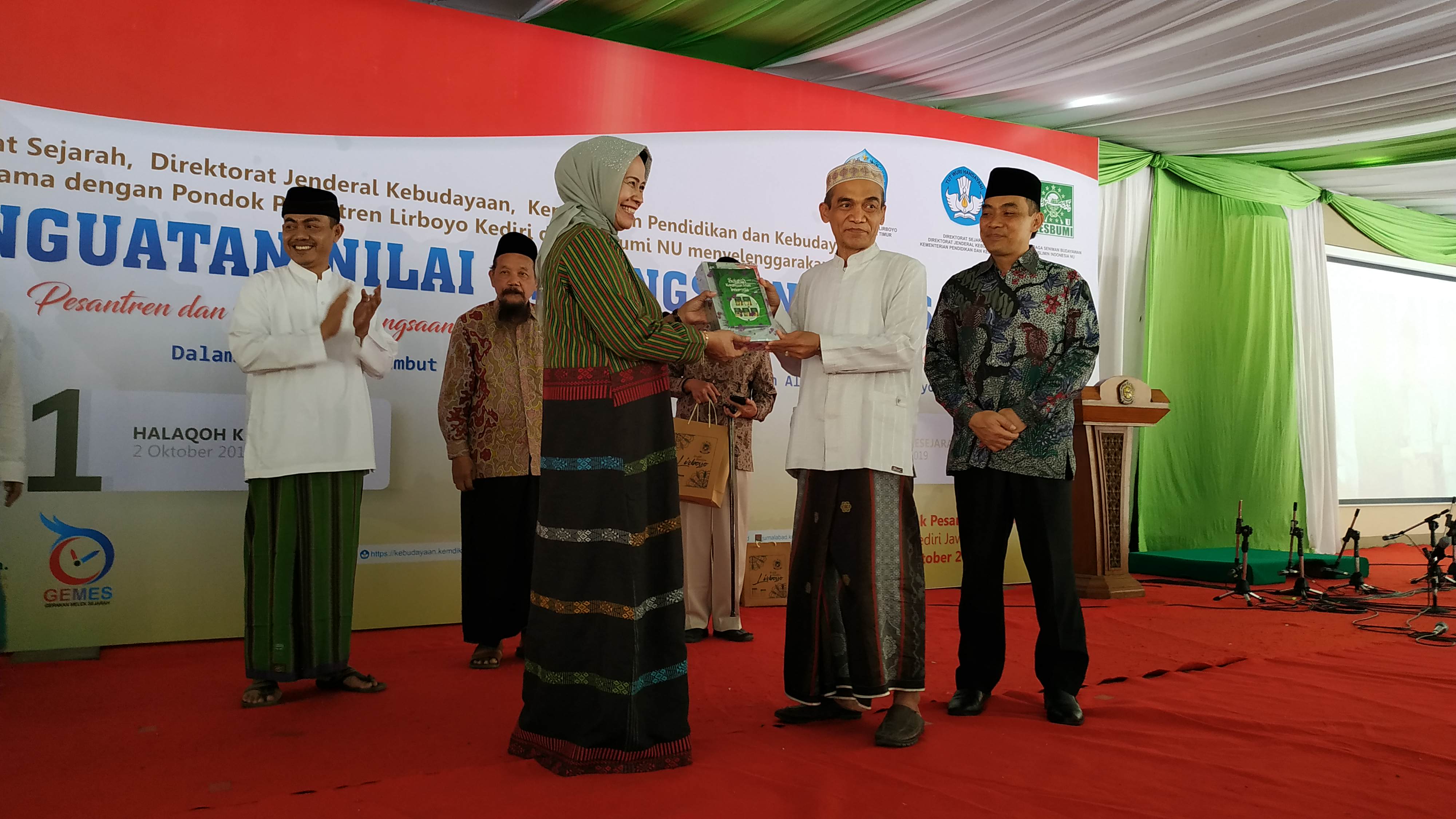 Direktorat Sejarah Kementerian Pendidikan dan Kebudayaan RI menyerahkan buku-buku sejarah perjuangan kepada Ponpes Lirboyo Kediri. (Foto: Fendi/ngopibareng.id)