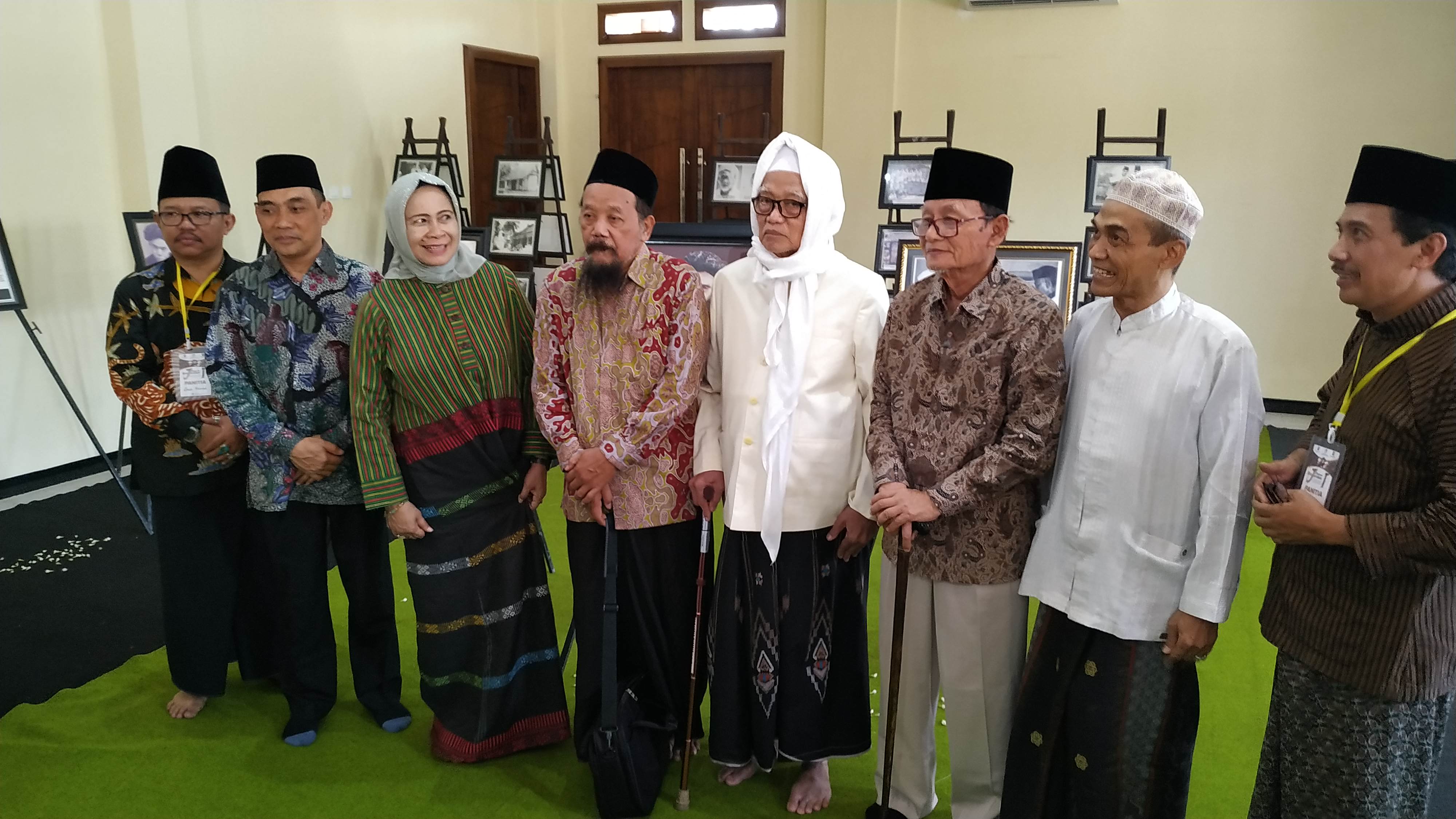 Direktorat Sejarah Kementerian Pendidikan dan Kebudayaan, Triana Mulandari saat foto bersama dengan Pengurus Ponpes Lirboyo Kediri (Foto: Fendi/ngopibareng.id)