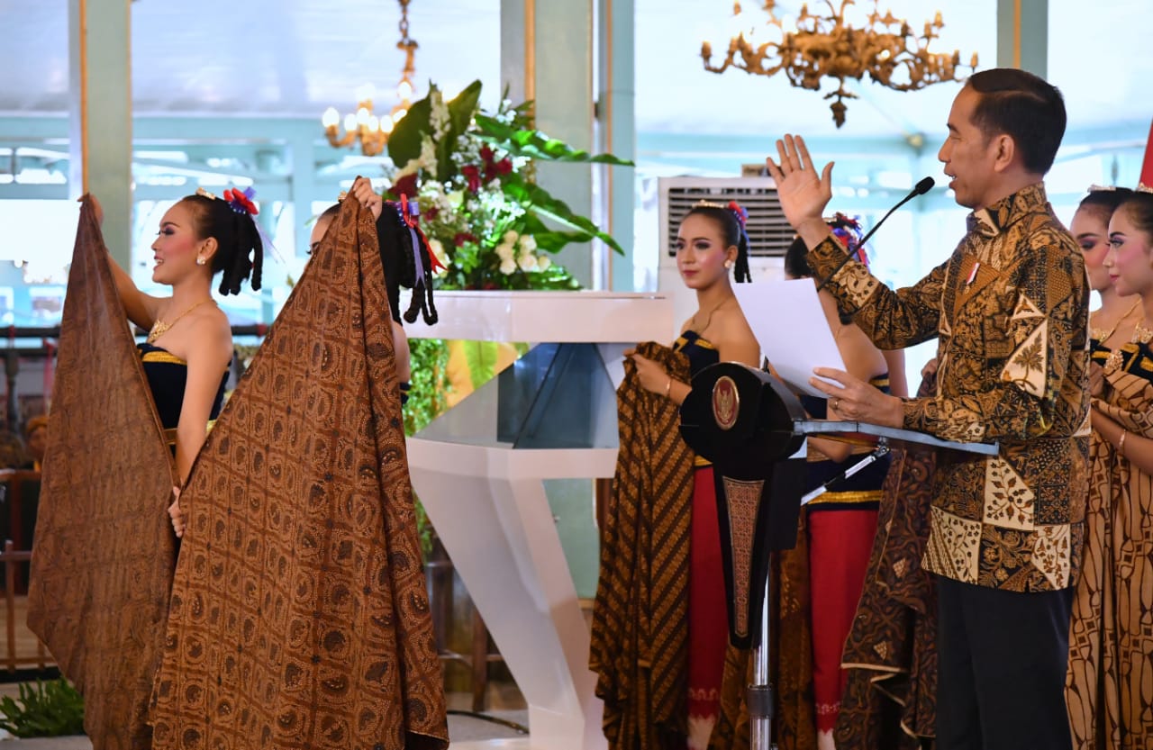 Presiden Jokowi saat memberikan sambutan di acara Peringatan Hari Batik Nasional di Puro Mangkunegaran, Surakarta, Rabu, 2 Oktober 2019. (Foto: Setpres)