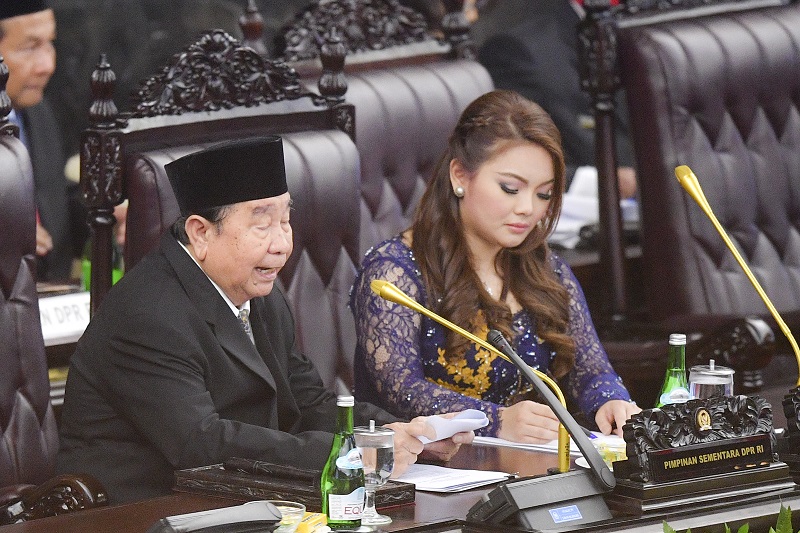 Hillary Brigitta Lasut didapuk menjadi pimpinan sementara DPR bersama Abdul Wahab Dalimunthe, pada pelantikan anggota DPR RI periode 2019-2024, Selasa 1 Oktober 2019.