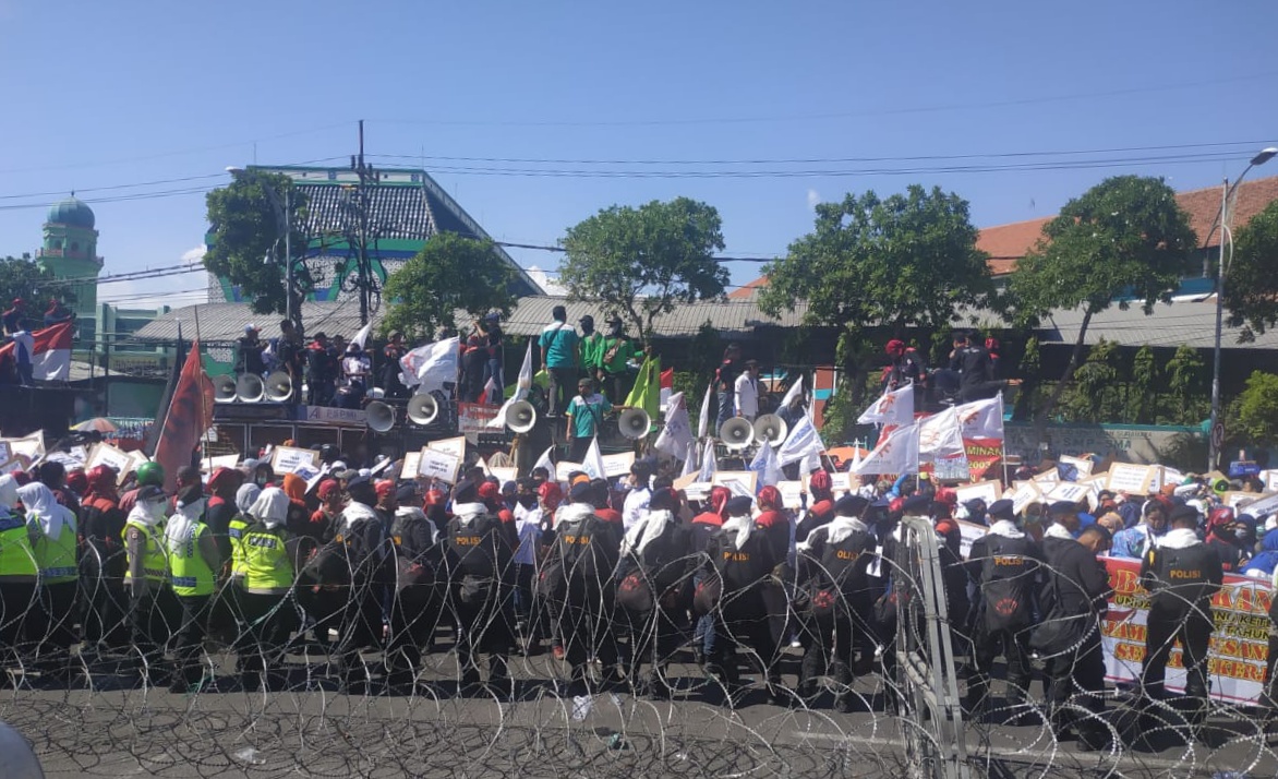 Massa yang tergabung dalam GERAM saat berdemonstrasi di depan Gedung DPRD Jatim. (Foto: Faiq/ngopibareng.id)