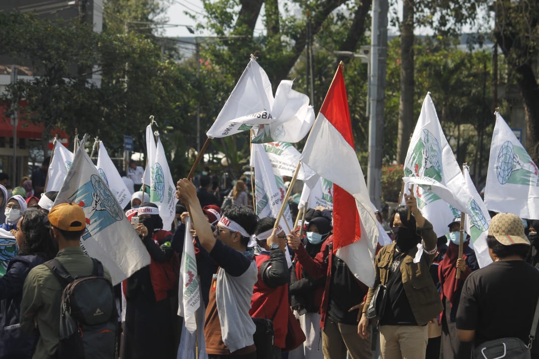 Massa aksi demo meninggalkan kawasan Senayan dengan tertib. (Foto: Asmanu/ ngopibarengi.id)