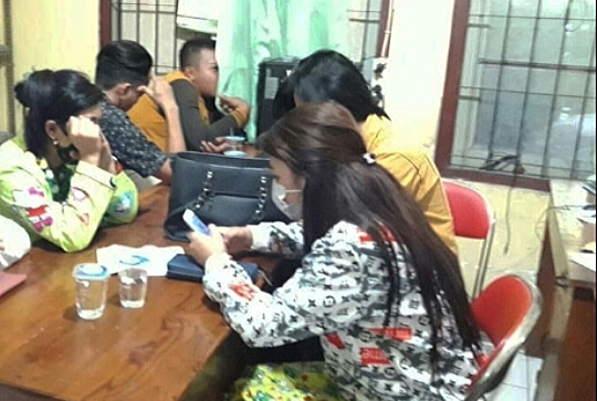 Pasangan Bukan Suami Istri yang terjaring razia saat diamankan di Kantor Satpol PP Lamongan. (Foto: Nasih/ngopibareng.id)