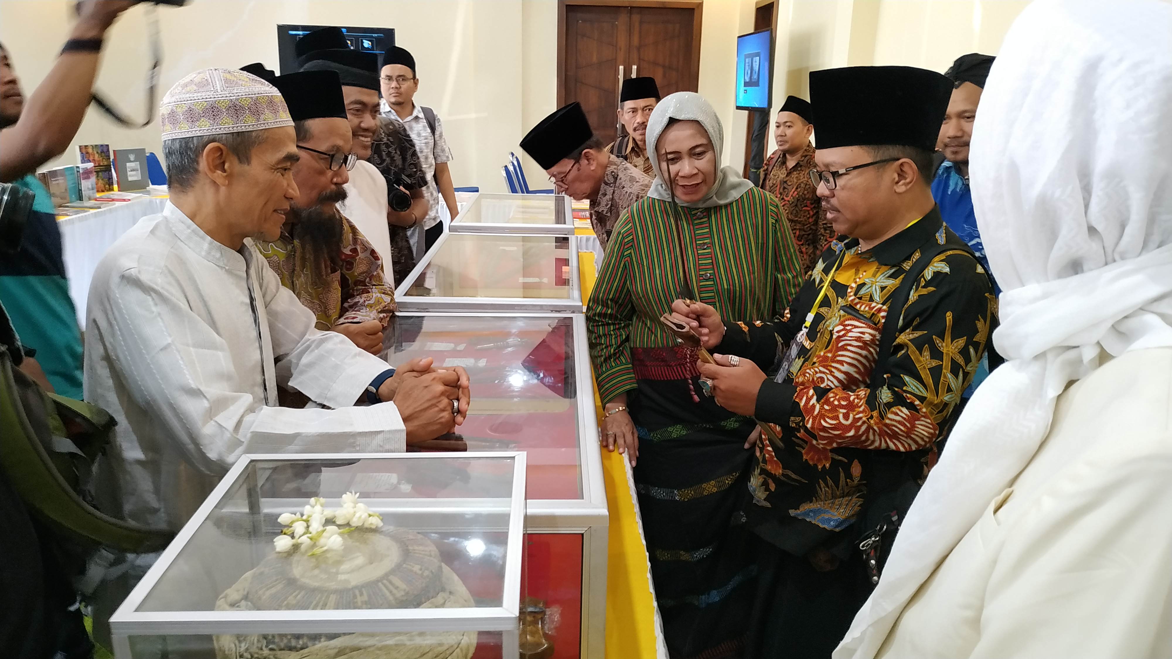 Pameran sejarah peninggalan Ponpes Lirboyo Kediri. (Fendi/ngopibareng.id)