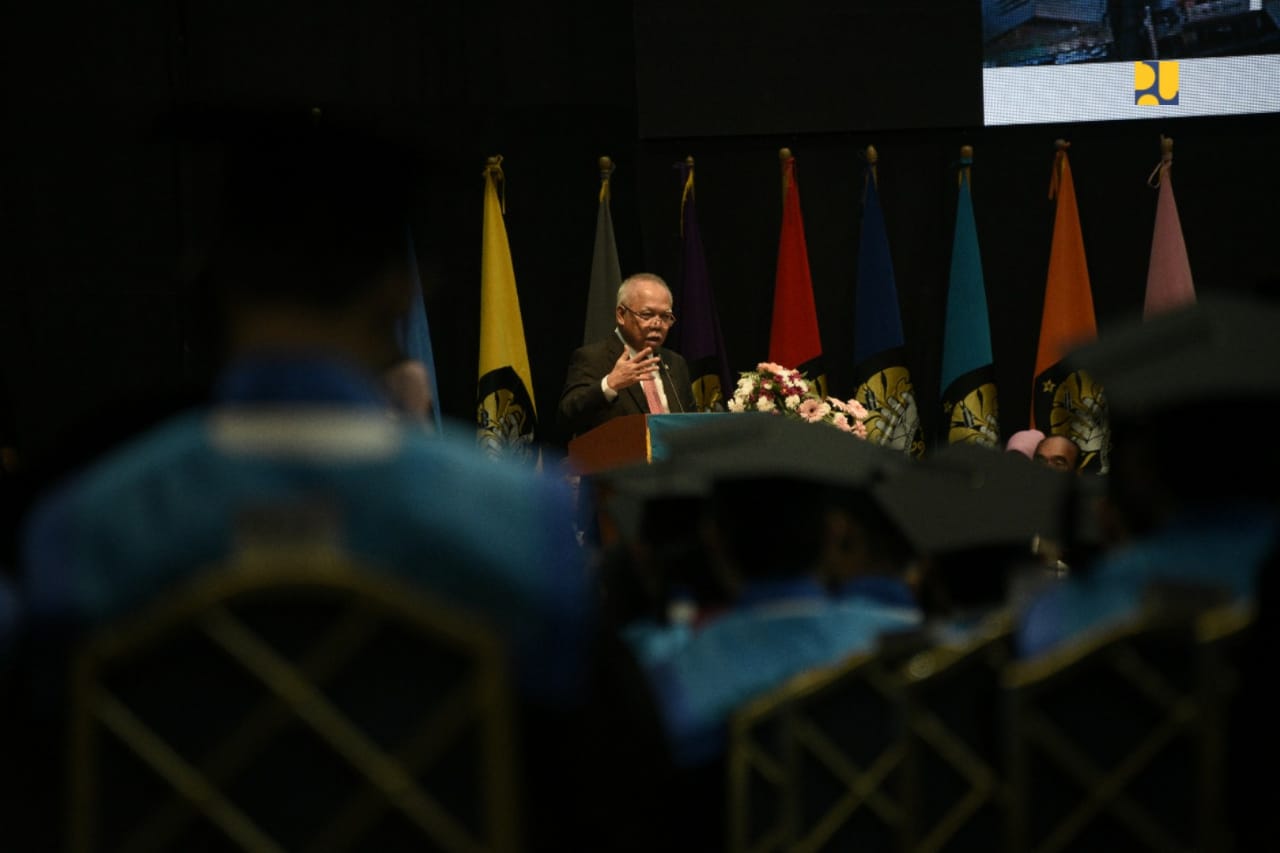 Menteri Basuki saat memberikan pesan kepada para wisudawan Universitas Pancasila kemarin. (Foto: PUPR)