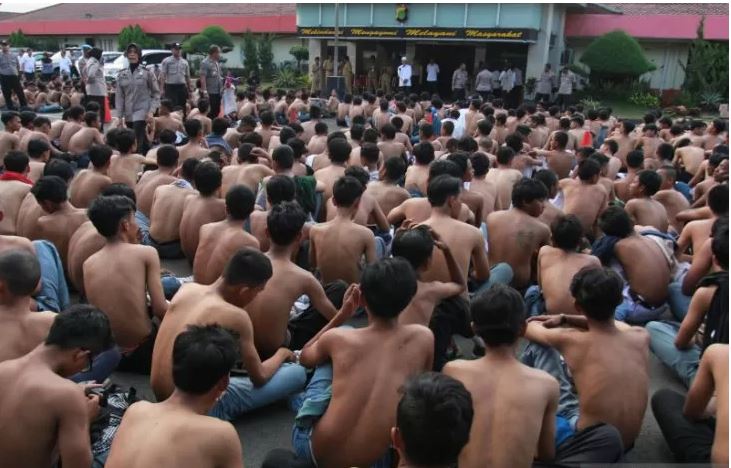 Ilustrasi. Petugas gabungan kepolisian dan TNI mengamankan ribuan pelajar yang akan mengikuti aksi unjuk rasa ke Gedung DPR di Mapolres Metropolitan Tangerang, Tangerang, Banten, Senin 30 September 2019. (Foto: Antara/Muhammad Iqbal)