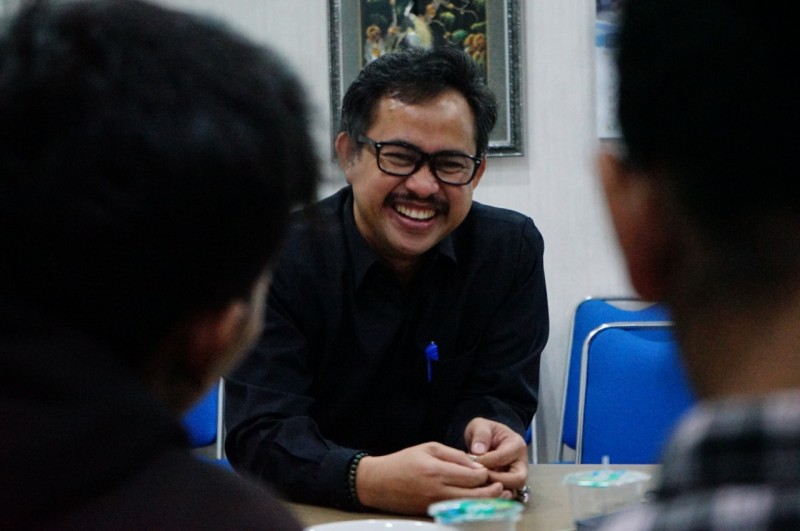 Ikhsan saat memberikan keterangan terkait solusi bagi siswa dan guru pasca pembongkaran bangunan sekolah Praja Mukti. (Foto: Alief/ngopibareng.id)