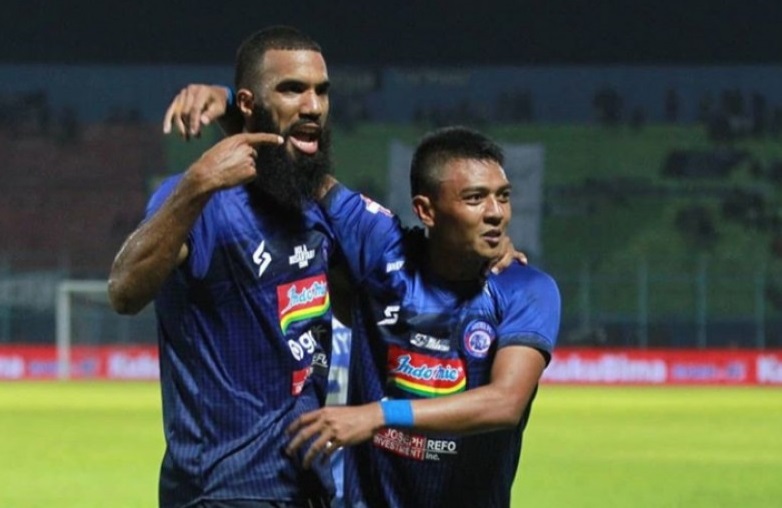 Striker Arema FC, Sylvano Comvalius saat melakukan selebrasi usai mencetak gol untuk timnya (dok: Instagram @aremaofficial)