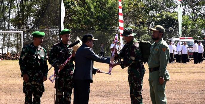 Wakil Bupati Pasuruan menyerahkan alat proyek TMMD kepada Komandan Kodim 0819 Letkol Arh Burhan Fajari Arfian. (Foto: Dok Humas)