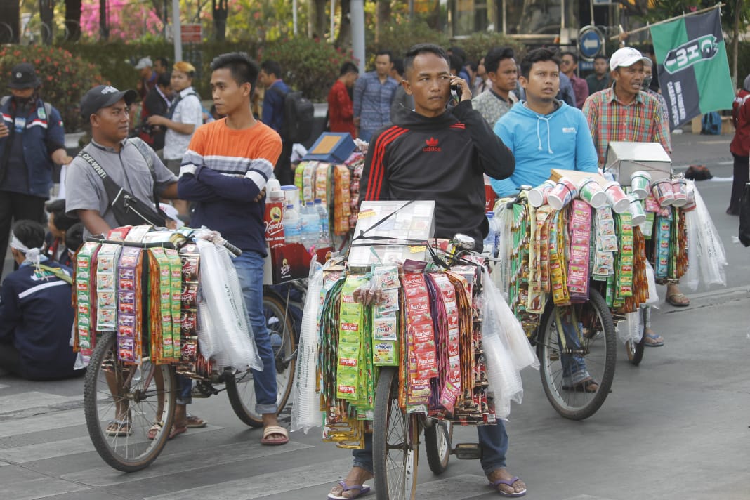 Armada pemasok logistik untuk demonstran sedang menunggu massa pserta aksi datang. ( Foto: asmanu/ngopibareng.id)