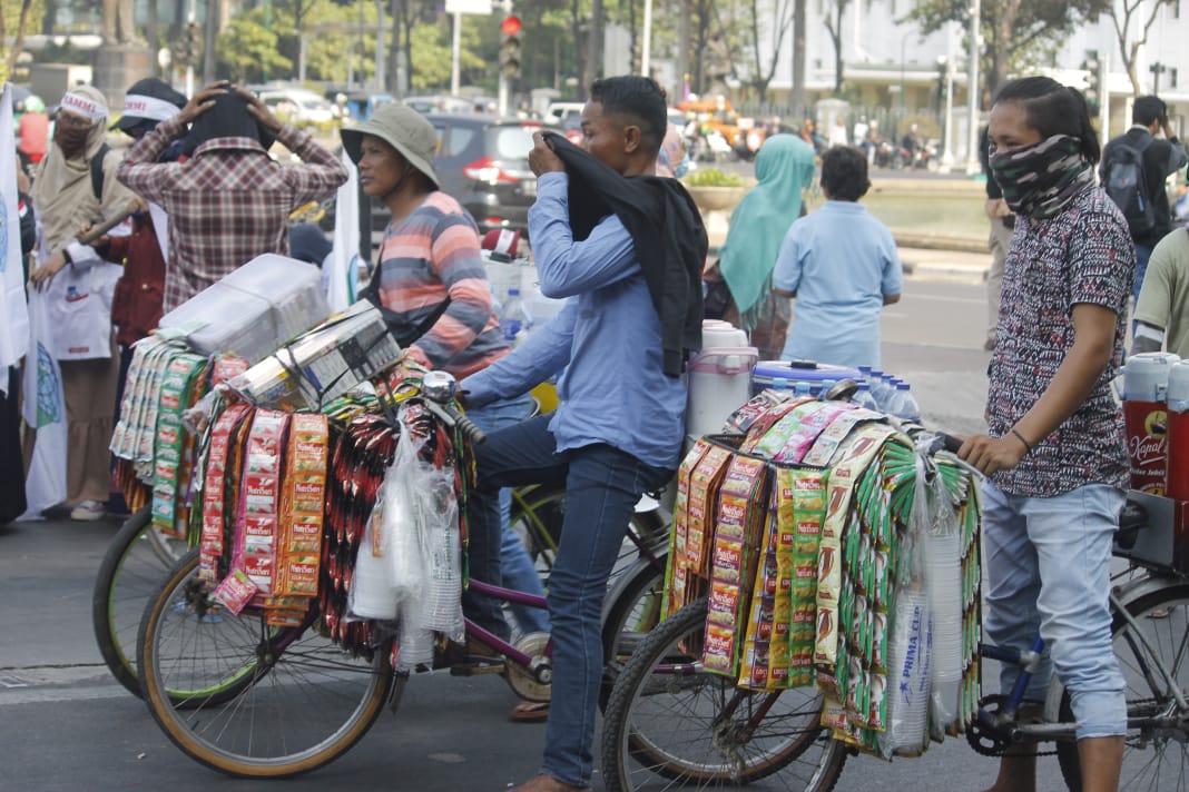 Armada pemasok logistik untuk demonstran sedang menunggu massa pserta aksi datang. ( Foto: asmanu/ngopibareng.id)
