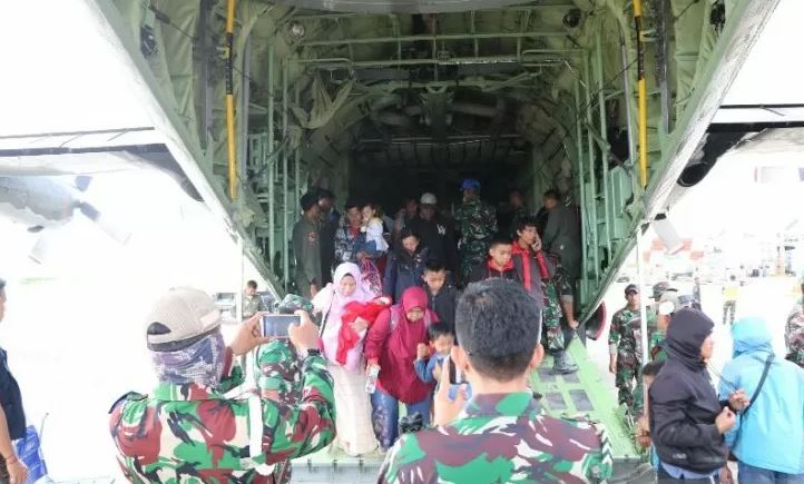 Suasana kedatangan pengungsi dari Wamena di Lanud Silas Papare (Foto: Antara/Lanud Silas Papare)