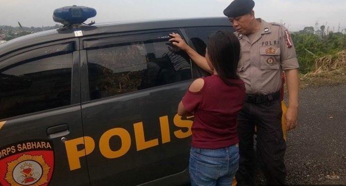 NS dijemput mobil polisi di lokasi bangunan radio Jl Stadion Tenggarong, Minggu 29 September 2019. NS mengaku dirudapaksa 8 pria asal Tenggarong 