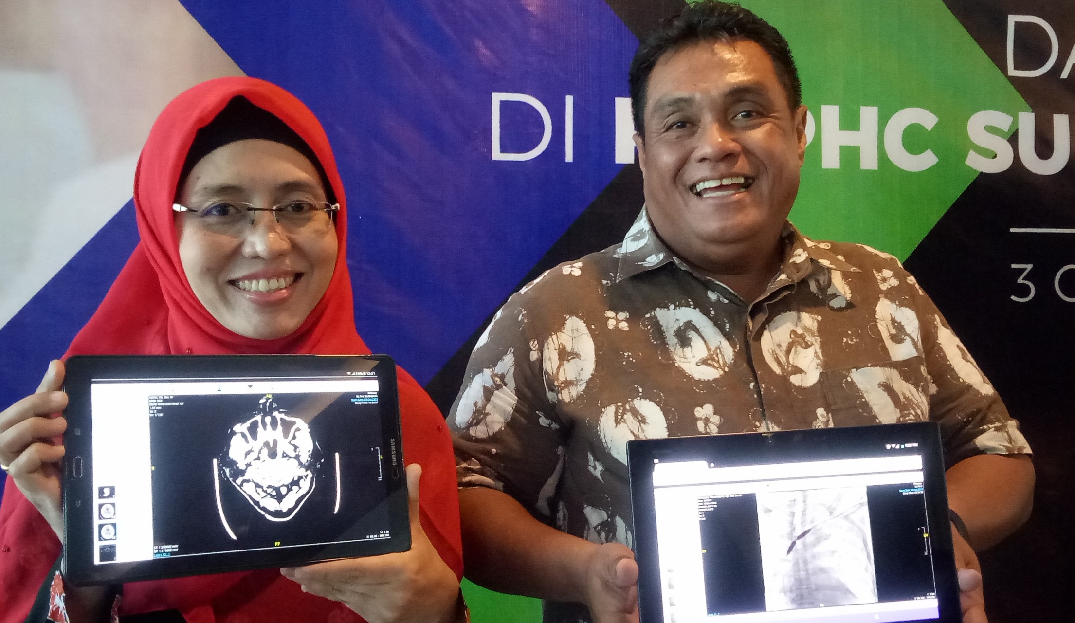 dr. Lailatul Muqmiroh, Sp. Rad (K), dokter spesialis radiologi konsultan PHC bersama Direktur Umum PT PHC, dr Agus Akhmadi, M. Kes, saat menunjukan aplikasi PACS. (Foto: Pita/ngopibareng.id)