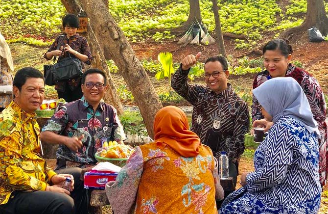 Gubernur DKI Anies Baswedan dan staf Pemrpov DKI menikmati Taman Kembang Kerep di Jakarta Barat. (Foto:Merdeka)