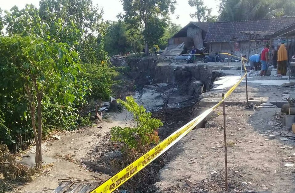 Penampakan bantaran sungai Bengawan Solo yang Ambles. (Foto: Nasih/ngopibareng.id)