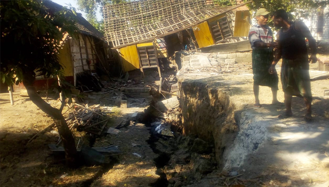 Salah satu rumah warga yang rusak akibat longsor di bantaran sungai Bengawan Solo. (Foto: Nasih/ngopibareng.id)