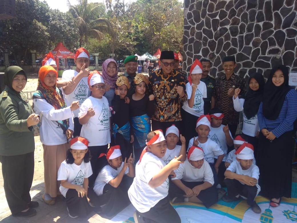 Para Anak Berkebutuhan Khusus saat berfoto bersama Wakil Wali Kota Malang, Sofyan Edi Jarwoko, usai menampilkan permainan musik angklung (Foto: Theo/ngopibareng.id)