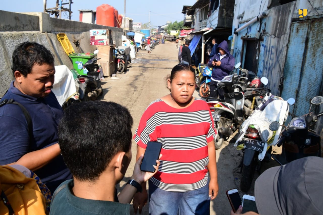 Warga saat diwawancarai soal manfaat pembangunan tanggul untuk mencegah banjir. (Foto: Kementerian PUPR)