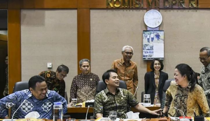  Ketua DPR Puan Maharani (kanan) bersama Wakil Ketua DPR Rachmat Gobel (kiri), M Aziz Syamsuddin (tengah) bersiap memimpin rapat pimpinan fraksi-fraksi DPR di ruang Komisi VII, Komplek Parlemen, Senayan, Jakarta, Jumat 4 Oktober 2019. (Foto: Antara/Galih Pradipta)