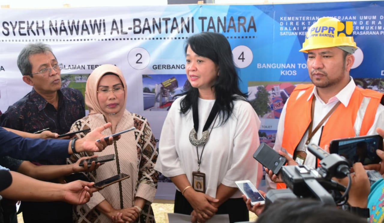 Direktur Bina Penataan Bangunan Diana Kusumastuti saat memberikan keterangan kepada wartawan usai peletakan batu pertama penataan kawasan cagar budaya Masjid Syekh Nawawi Al Bantani. (Foto: Kementerian PUPR)