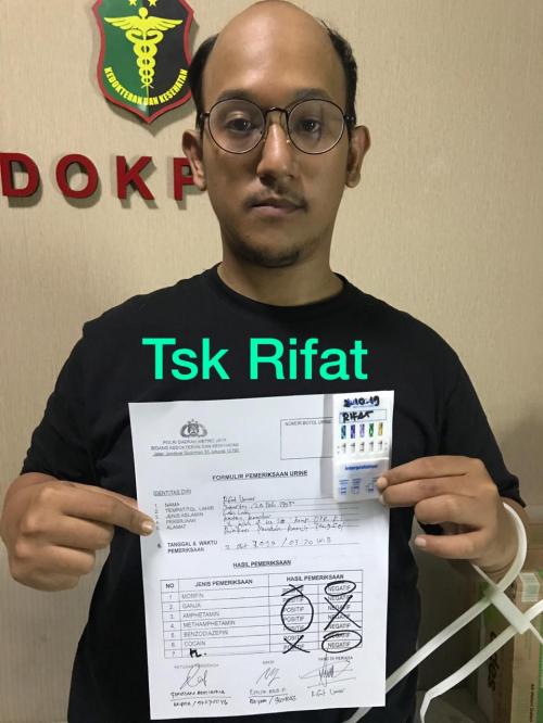 Rifat Umar memperlihatkan hasi tes urine miliknya.