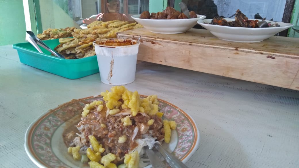 Satu porsi nasi lengko di warung milik Sukirman (Theo/ngopibareng.id)