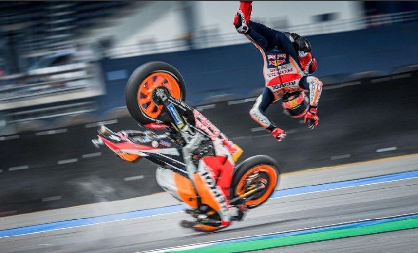 Marc Marquez terpental dari motornya saat sesi latihan di MotoGP Thailand, Jumat 4 Oktober 2019. (Foto: Twitter @marcmarquez93)