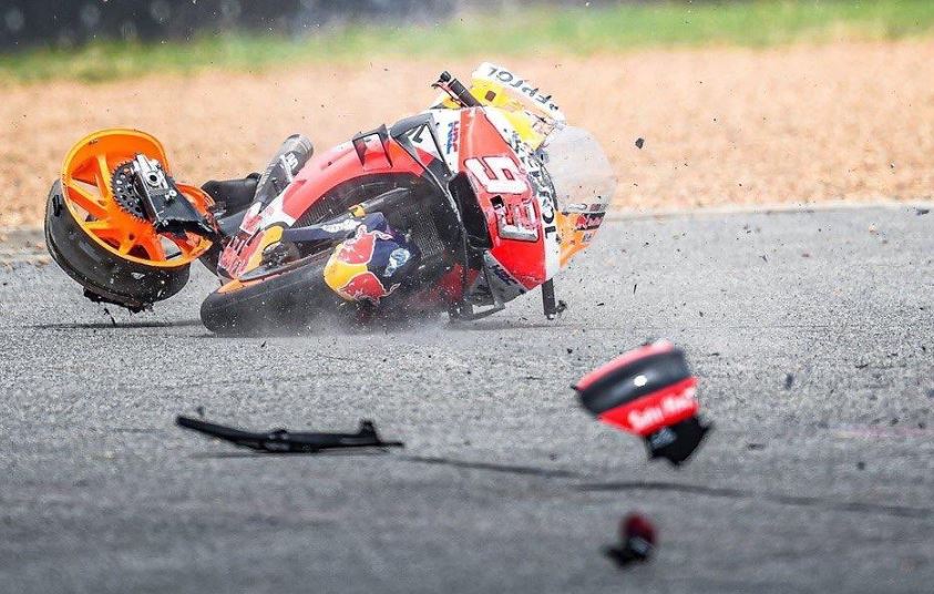 Motor Marc Marquez hancur usai kecelakaan tunggal di Sirkuit Chang, Thailand, Jumat 4 Oktober 2019. (Foto: Twitter @marcmarquez93)