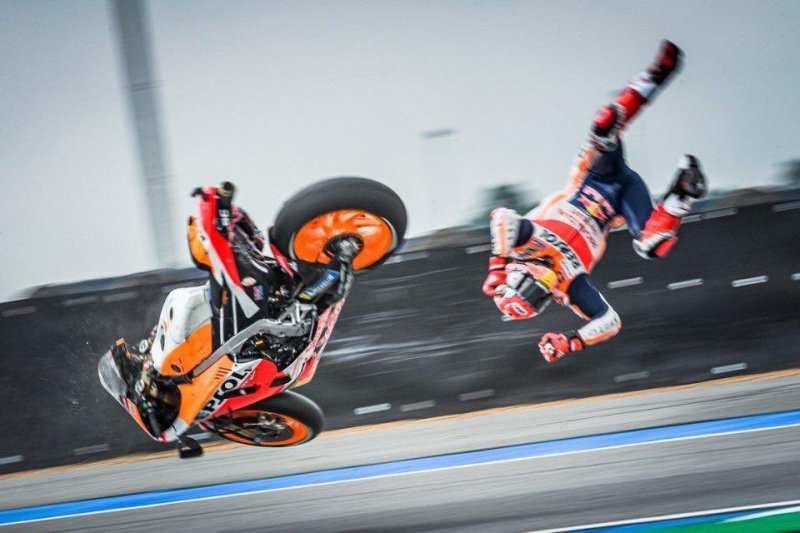 Marc Marquez terpental dari motor tunggangannya di sesi latihan bebas pertama (FP1) di Moto GP Thailand, Sirkuit Chang, Jumat 4 Oktober 2019.