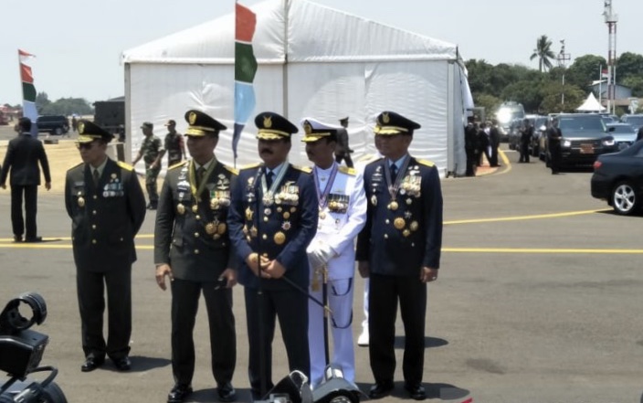 Panglima TNI Marsekal Hadi Tjahjanto,didampingi para kepala staf angkatan menyampaikan pernyataan di Lanud Halim Perdanakusuma, Jakarta, Sabtu, 5 Oktober 2019. (Foto: dok/antara)