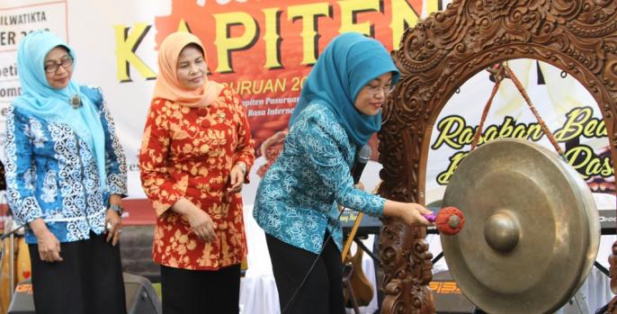 Ketua tim penggerak PKK, Lulis Irsyad Yusuf membuka festival kapiten dalam rangka peringatan hari jadi Kabupaten Pasuruan  1090. (Foto: Dok Humas)