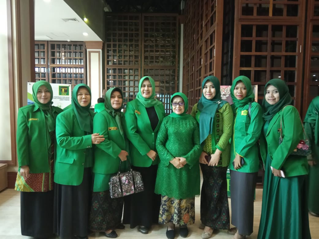 Lia Istifhama (ketiga dari kiri) bersama kader wanita PPP lainnya. (Foto: Istimewa)