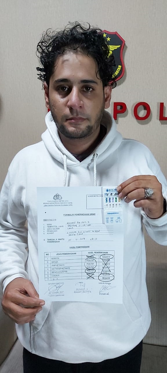 Muhammad memperlihatkan hasil tes urine miliknya yang positif ganja dan sabu.