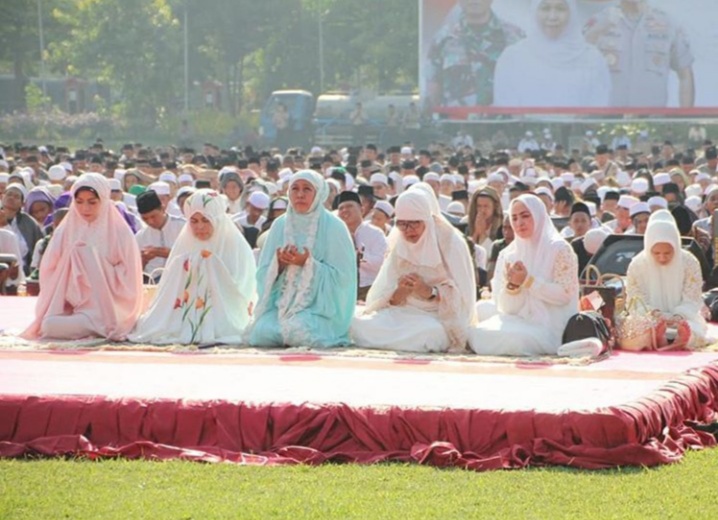 Gubernur Jawa Timur Khofifah Indar Parawansa gelar salat Istisqa di halaman Mapolda Jatim. (Foto: Istimewa/ngopibareng.id)