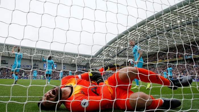 Hugo Lloris mengalami dislokasi siku (Foto: Reuters/Andrew Couldridge) 