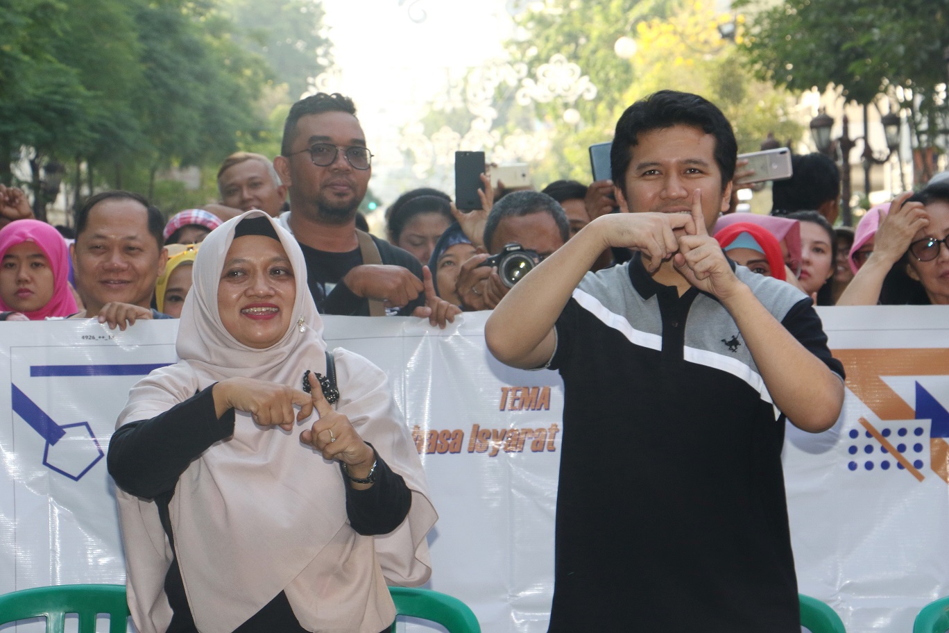 Wagub Jatim Emil Dardak saat berada di kawasan CFD untuk memperingati Hari Bahasa Isyarat Sedunia. (Foto: Istimewa/Ngopibareng.id)