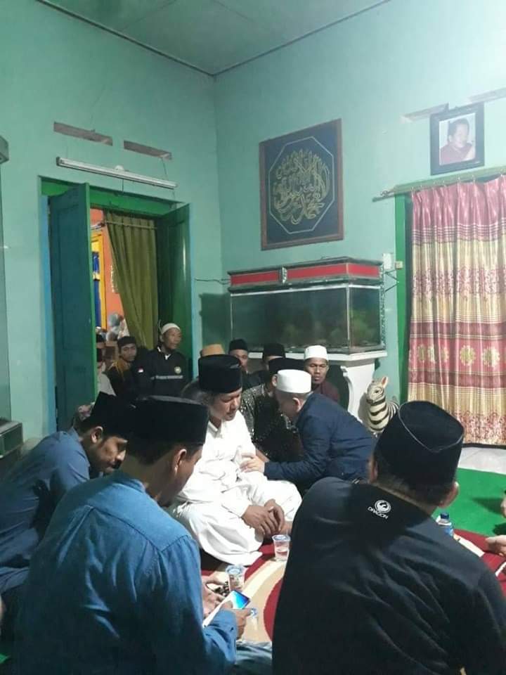 Gus Muwafiq ketika bertakziah di rumah duka Keluarga Pesantren Al Falah Ploso Mojo Kediri.