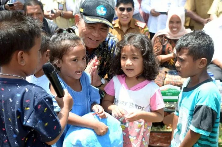 Arsip Foto. Menteri Pendidikan dan Kebudayaan Muhadjir Effendy bersama siswa sekolah taman kanak-kanak di Kecamatan Salahutu, Pulau Ambon, Kabupaten Maluku Tengah, yang terdampak gempa bermagnitudo 6,5 pada 26 September 2019. (Foto: Antara/Jimmy Ayal)