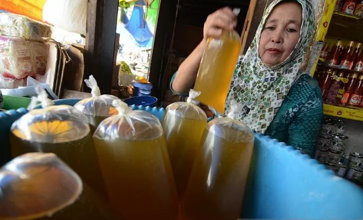 ARSIP: Pedagang mengemas minyak goreng curah dalam kemasan plasitk di pasar tradisional Masomba Palu, Sulawesi Tengah, Kamis 25 Februari 2016. (Foto: Antara/Basri Marzuki)