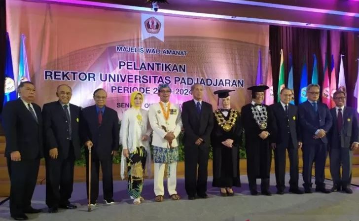 Prof Rina Indiastuti resmi dilantik menjadi rektor Universitas Padjadjaran (Unpad) Periode 2019-2024 oleh Ketua Majelis Wali Amanat (MWA) Unpad, Rudiantara di Graha Sanusi Hardjadinata Kampus Unpad Jalan Diponegoro Kota Bandung, Senin 7 Oktober. (Foto: Antara/Dok ASJ/am)