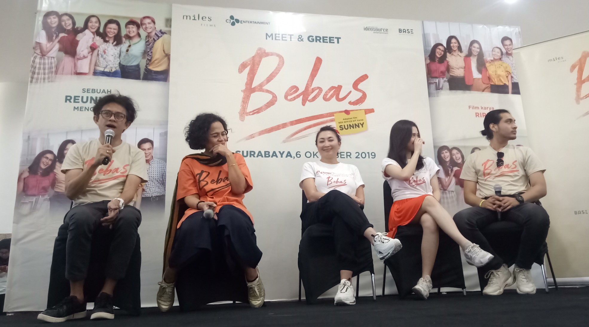 Duet produser dan sutradara Mira Lesmana dan Riri Riza di film Bebas, memboyong para artisnya dalam Meet and Greet di Royal Plaza Surabaya, Minggu 6 Oktober 201. (Foto: Pita/Ngopibareng.id)