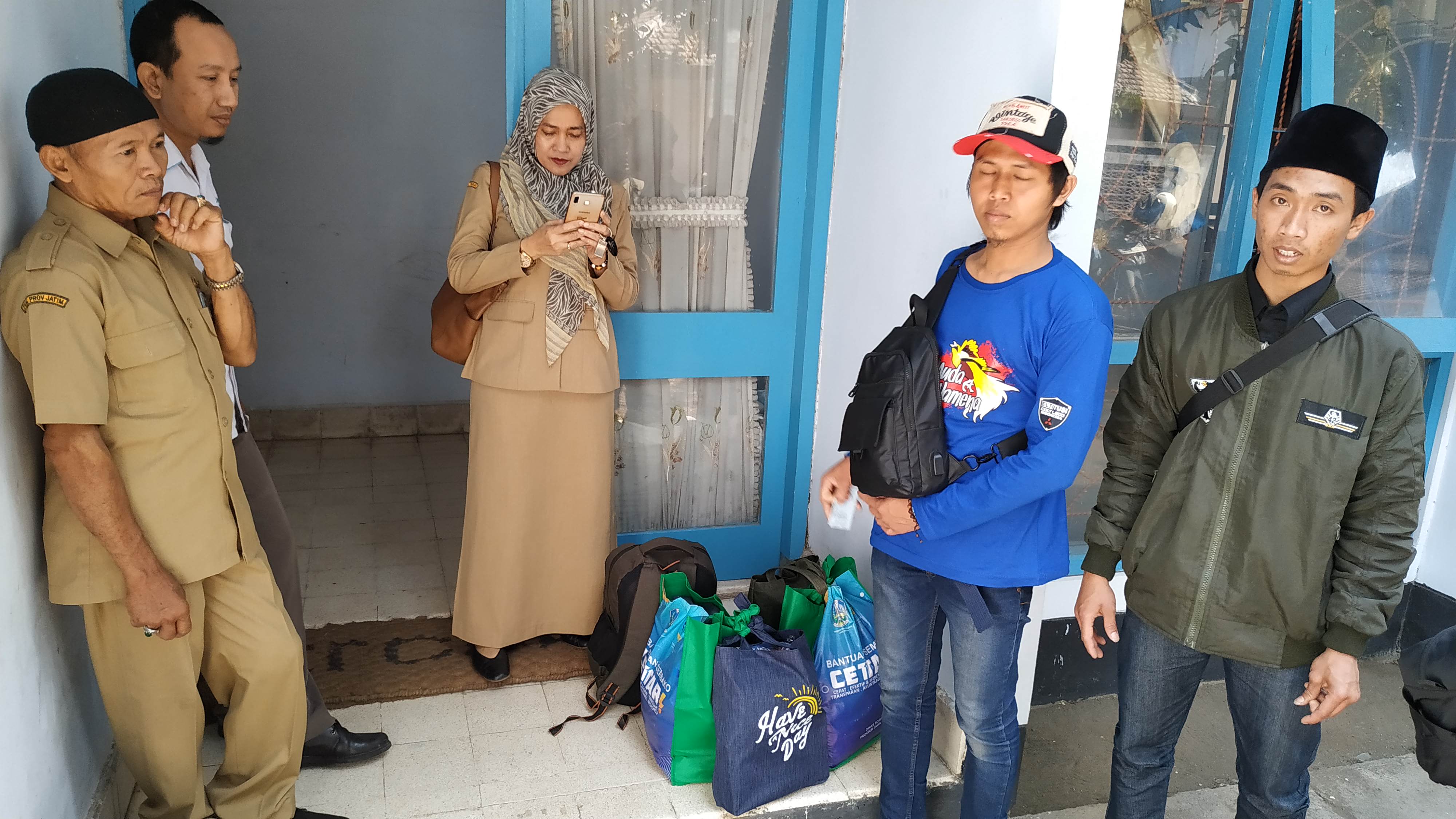 Arif Makmun dan Mustofa Alhamddani, tiba di rumah setelah 6 hari perjalanan laut dari Wamena, Papua. Mereka pulang karena takut akan keselamatan jiwanya pasca kerusuhan Wamena. (Foto: Fendi/ngopibareng.id)